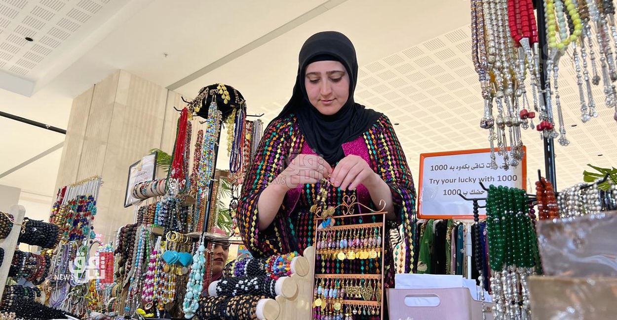 "تصريح بلغة الإشارة".. فتاة من ذوي الاحتياجات الخاصة تشارك بأعمالها اليدوية في "بازار اربيل" (صور)