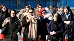 السلطات الإيرانية توقف شابتين "رقصتا" في ساحة عامة
