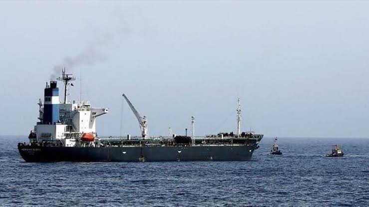 إصابة سفينة تجارية بصاروخ قبالة السواحل اليمنية
