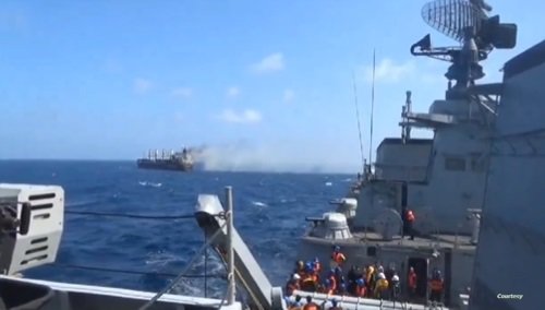 فيديو لأول هجوم حوثي يسقط قتلى بسفينة شحن في البحر الأحمر