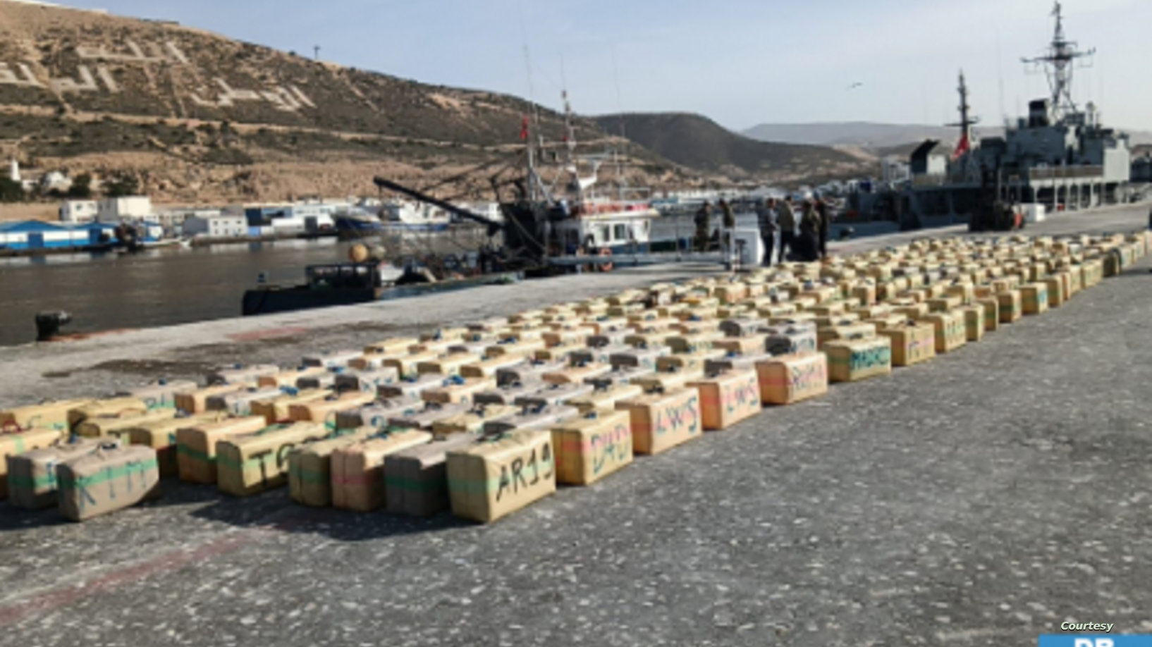 الشرطة المغربية تضبط أكثر من 10 أطنان حشيش داخل قارب صيد