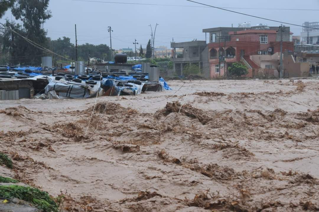"باتوا بلا مأوى".. سكان دهوك يناشدون لإنقاذهم من حصار السيول (صور)