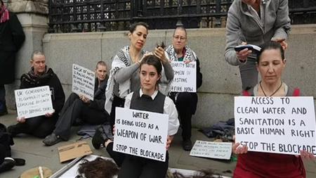 نساء يحلقن شعرهن أمام البرلمان البريطاني لوقف إطلاق النار في غزة