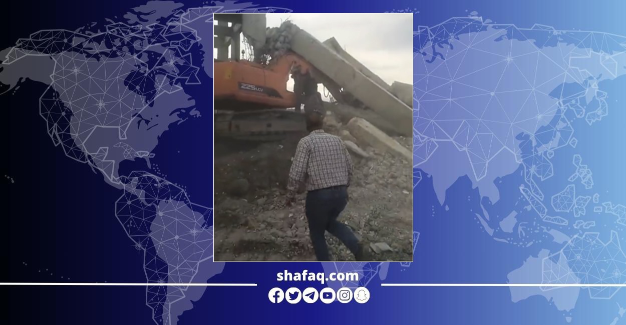 بعد المسجد.. انهيار مدرج ملعب كرة قدم في الموصل (فيديو)