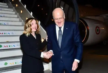 موقف محرج.. رئيس الوزراء اللبناني "يُقبّل" امرأة ظنها نظيرته الايطالية