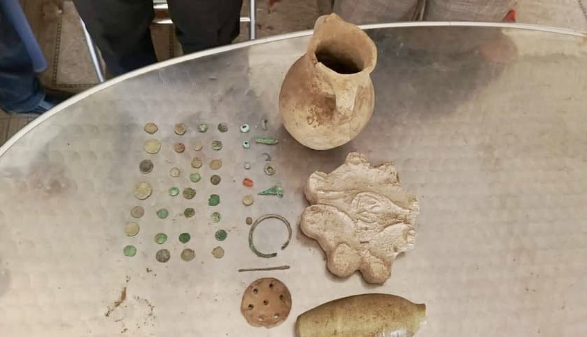 Police directorate in Babil discovers 47 ancient artifacts