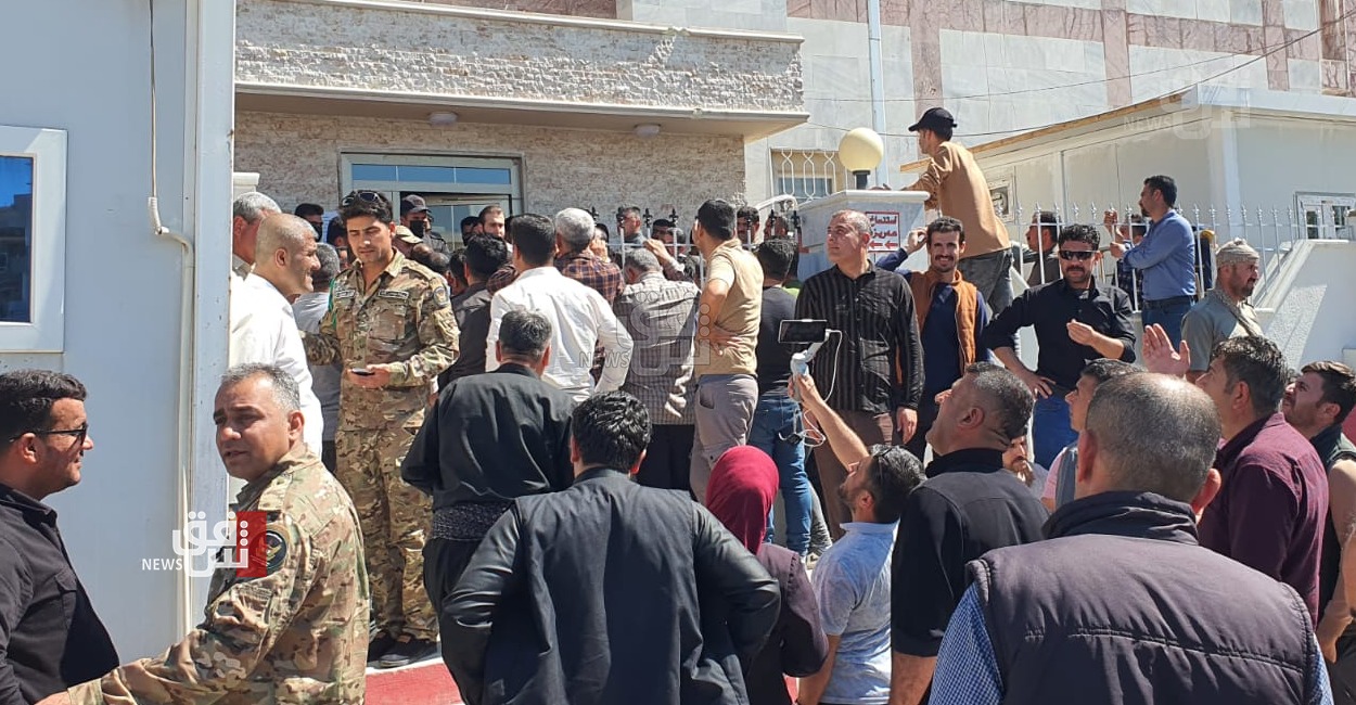 Peshmerga troops gather in al-Sulaymaniya for banking card distribution