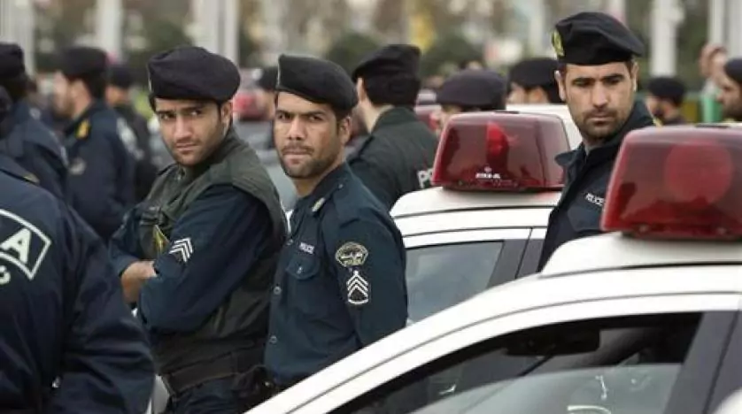 قتلى وجرحى بهجوم مسلح على سيارتين للشرطة الايرانية