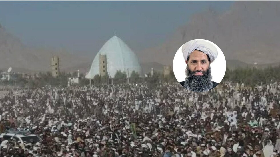 "ظهور علني نادر".. زعيم طالبان يؤم صلاة العيد في قندهار