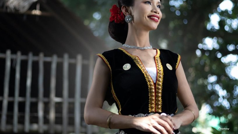 "رقص مع شبه عراة" يجرد ملكة جمال ماليزيا من لقبها