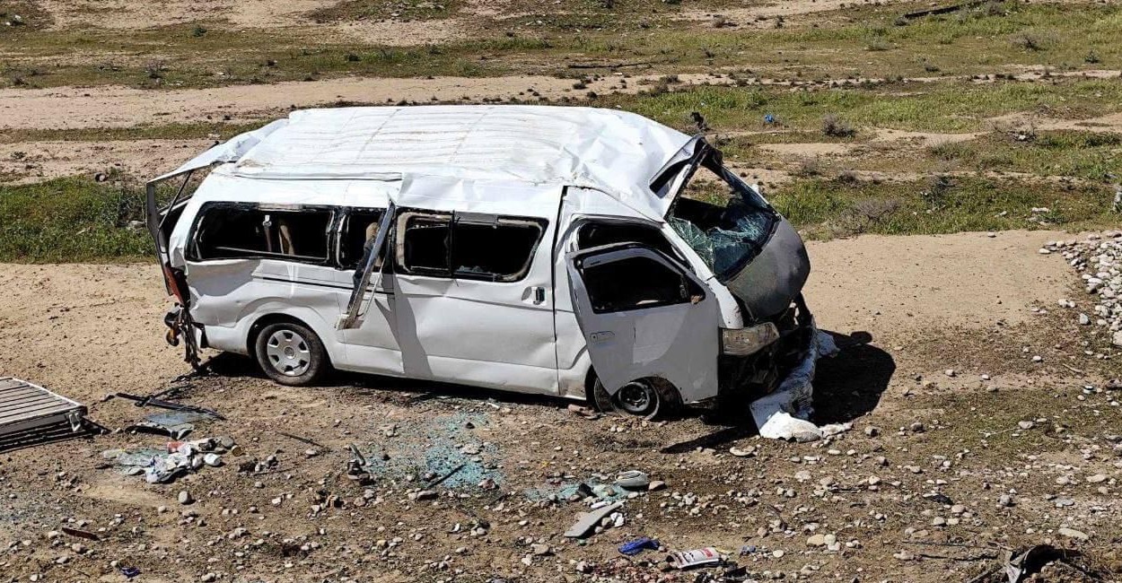 اصابة 10 أشخاص بانقلاب حافلة صغيرة على طريق بغداد - كركوك .. صور