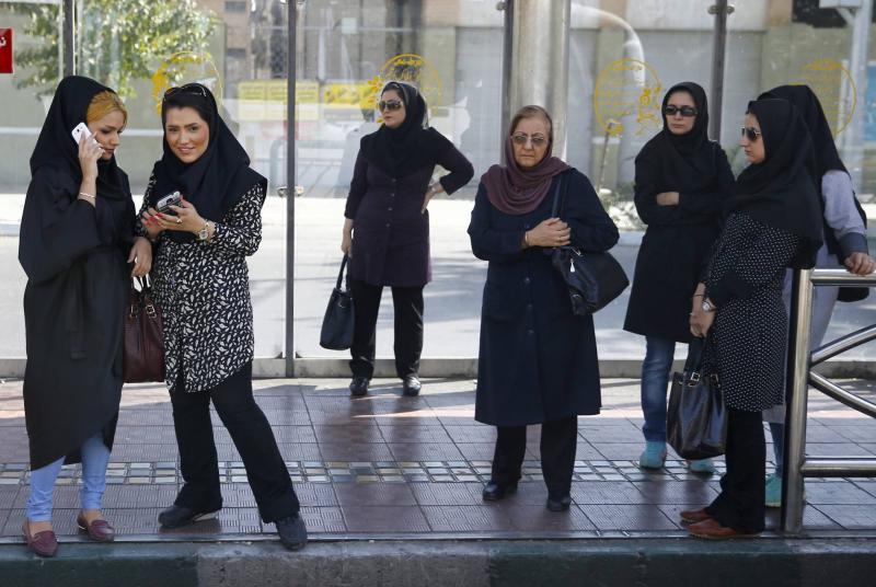 اعدادهن في تزايد.. إيران تتوعد بملاحقة النساء "غير المحجبات"