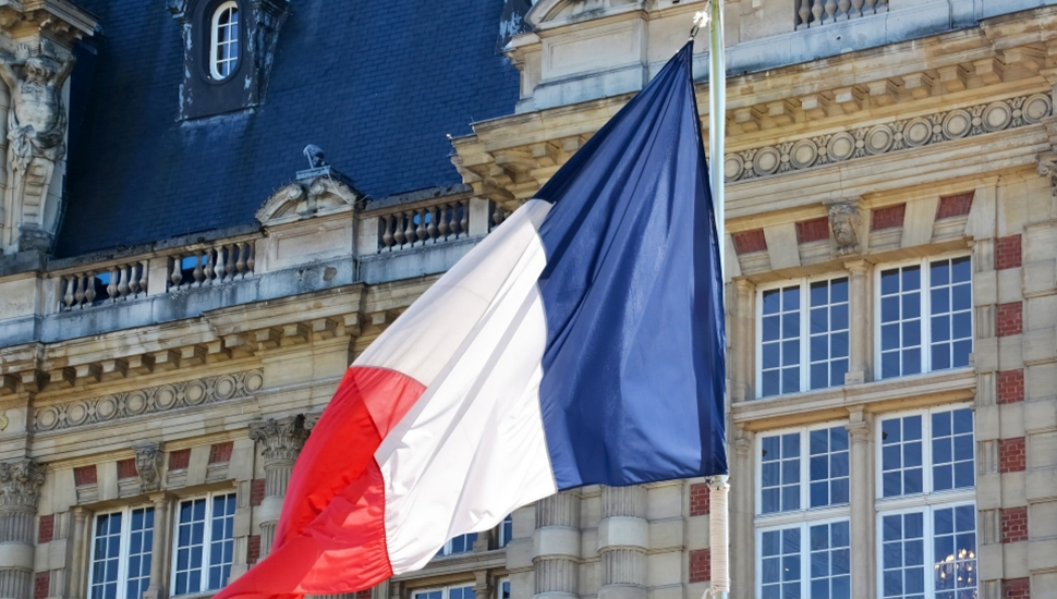 فرنسا توصي مواطنيها بالامتناع عن السفر إلى العراق وإيران ولبنان وإسرائيل