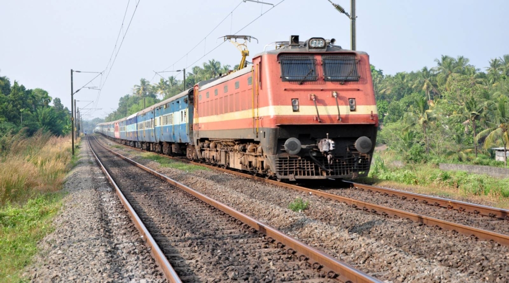 في الهند.. إنقاذ طفل اجتاز رحلة "مروعة" متشبثاً بأسفل القطار