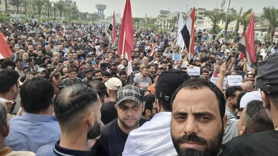 تظاهرات حاشدة في بغداد و3 محافظات للمطالبة بتعديل سلم الرواتب (صور)