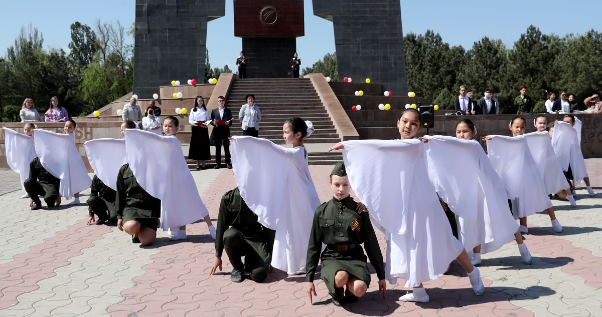 قيرغيزستان.. شاحنة تنهي احتفالية طلابية بشكل مأساوي (فيديو)