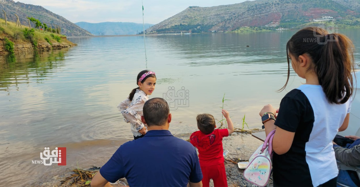جمال الأجواء يجذب السيّاح إلى بحيرة سد دهوك: ارتفاع منسوب المياه انعشها (صور)