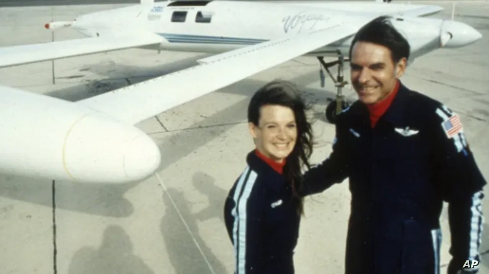 وفاة أول طيار نفذ رحلة حول العالم بدون توقف