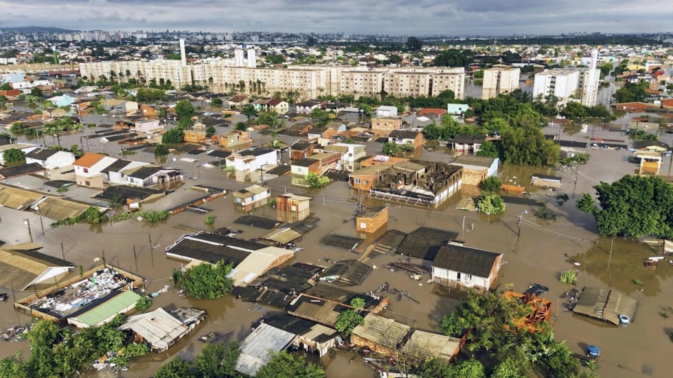 فيضانات البرازيل تقتل 70 شخصاً وتدفع 80 ألفاً للنزوح