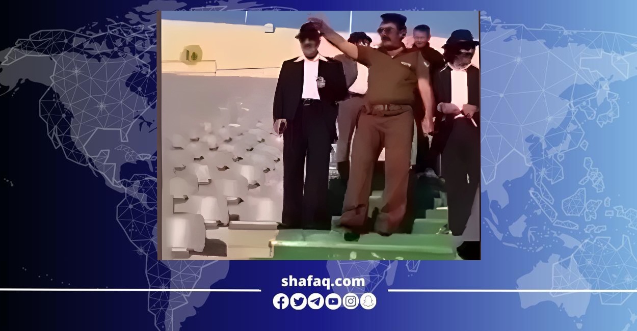 "صدام حسين" يظهر في ملعب بطهران ويثير غضب الإيرانيين (فيديو)