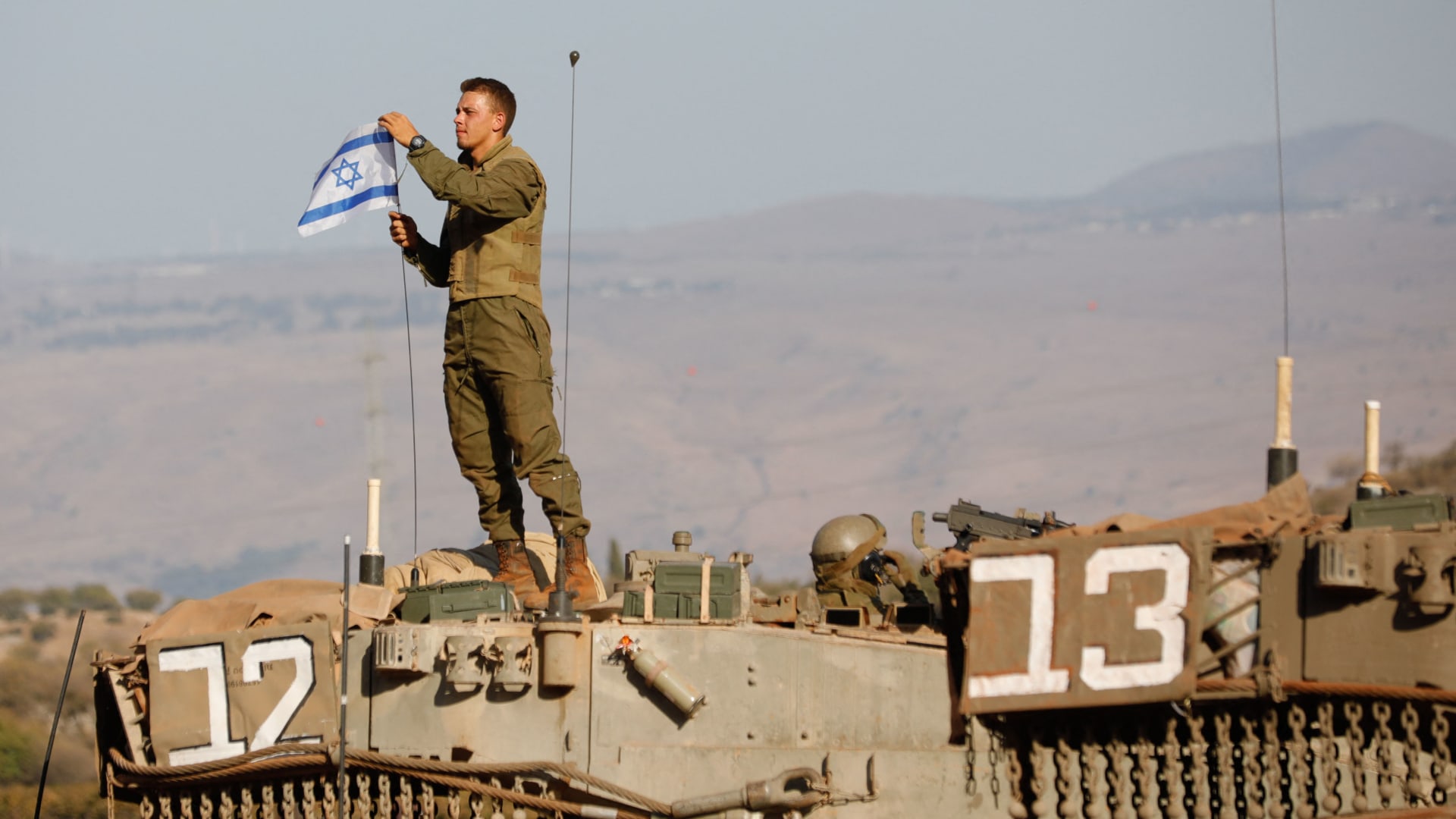 رفع العلم الإسرائيلي على الجانب الفلسطيني من معبر رفح