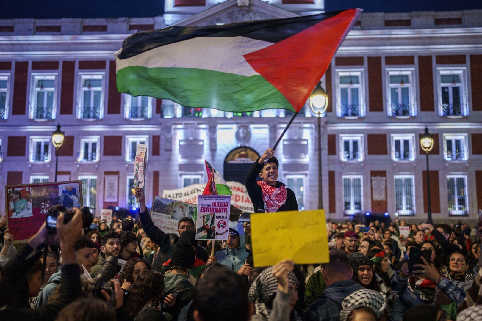 عشرات الجامعات الإسبانية تهدد بتعليق تعاونها مع إسرائيل