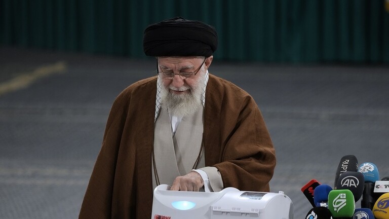 انتخابات "تكميلية" في إيران.. خامنئي يدلي بصوته ويحث مواطنيه على الاقتراع