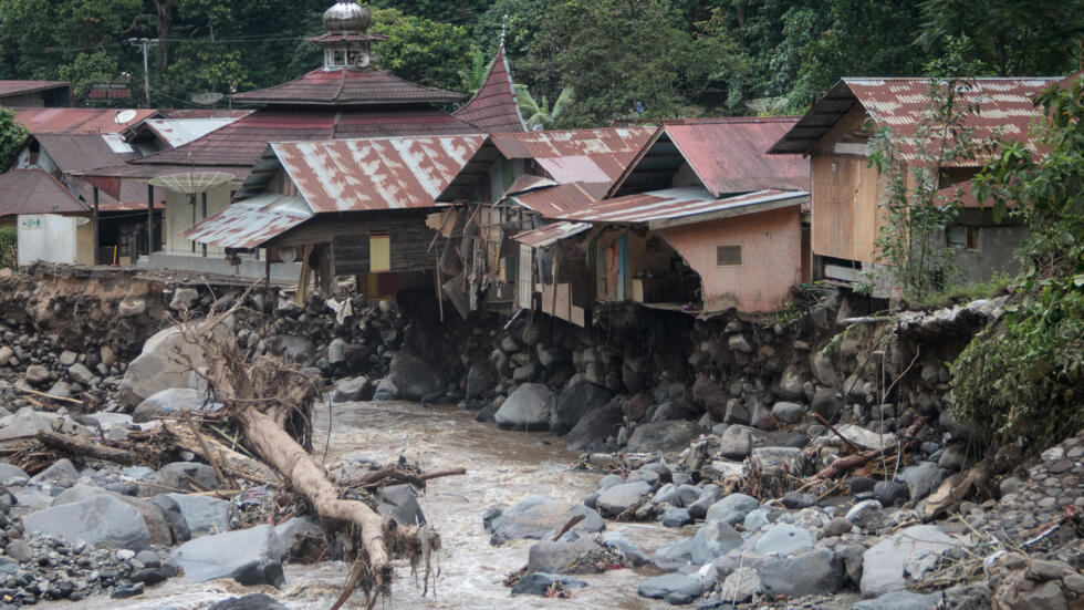 سيول الحمم البركانية الباردة تقتل 37 شخصاً على الأقل في إندونيسيا