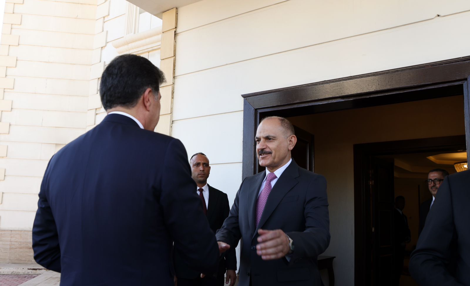 رئيس إقليم كوردستان يستهل زيارته الى بغداد بلقاء العميري وزيدان.. صور