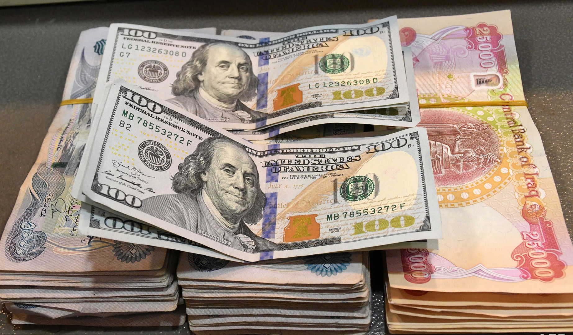 الدولار يغلق على انخفاض في بغداد وأربيل بنهاية الأسبوع