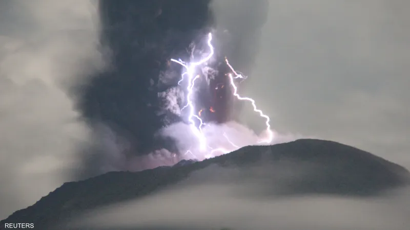 ثوران بركان هائل في إندونيسيا