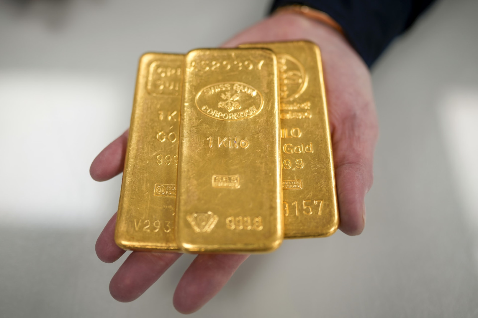 Gold stabilizes despite dollars surge