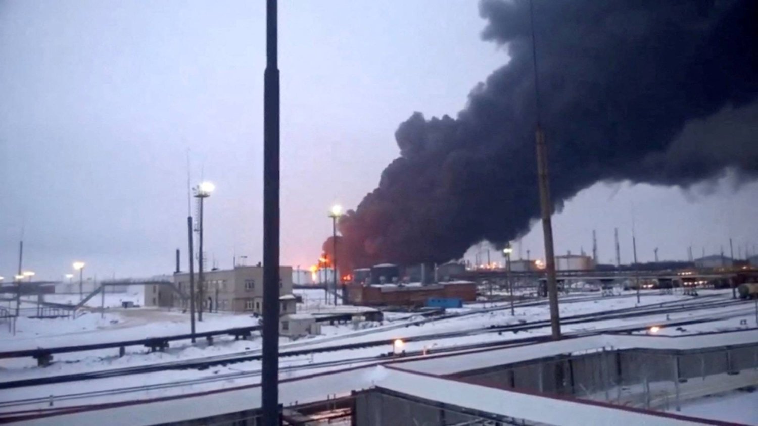 حريق يأتي على مستودع للنفط في روسيا إثر ضربة جوية أوكرانية