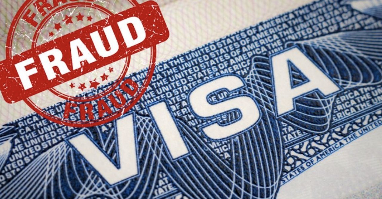 أمريكا تحذر العراقيين بشأن رسوم التأشيرة السياحية وتحدد مصرفا واحدا لدفعها