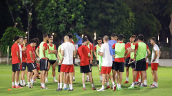 المنتخب العراقي يواصل تدريباته في جاكارتا ويغيّر ملعبه لسوء الارضية