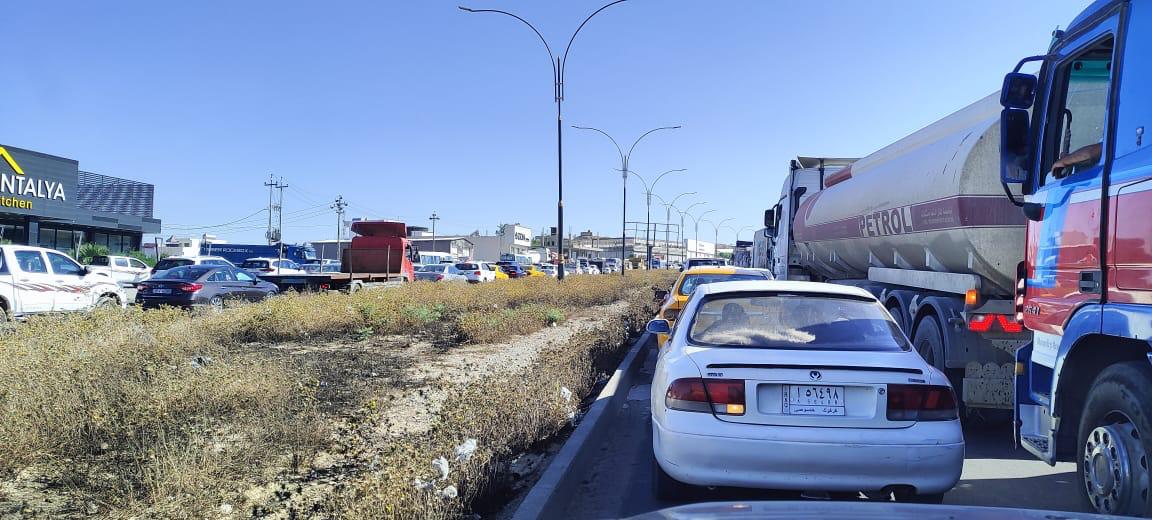 سائقو الشاحنات يقطعون طريق كركوك - أربيل ويسببون زحاماً كبيراً