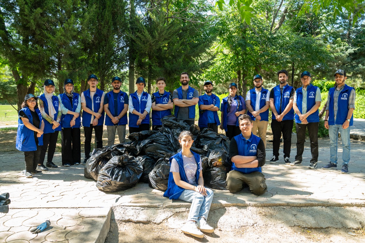 في أربيل .. "روانگه" تطلق حملة لتنظيف البيئة بمناسبة يومها العالمي (صور)