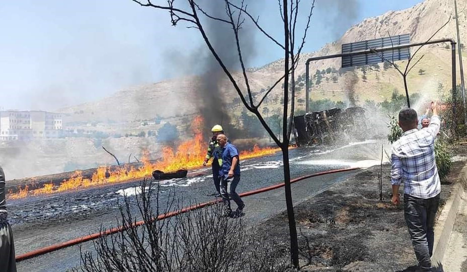 حريق يلتهم شاحنة وقود ويتسبب بقطع طريق السليمانية - دربنديخان (صور)