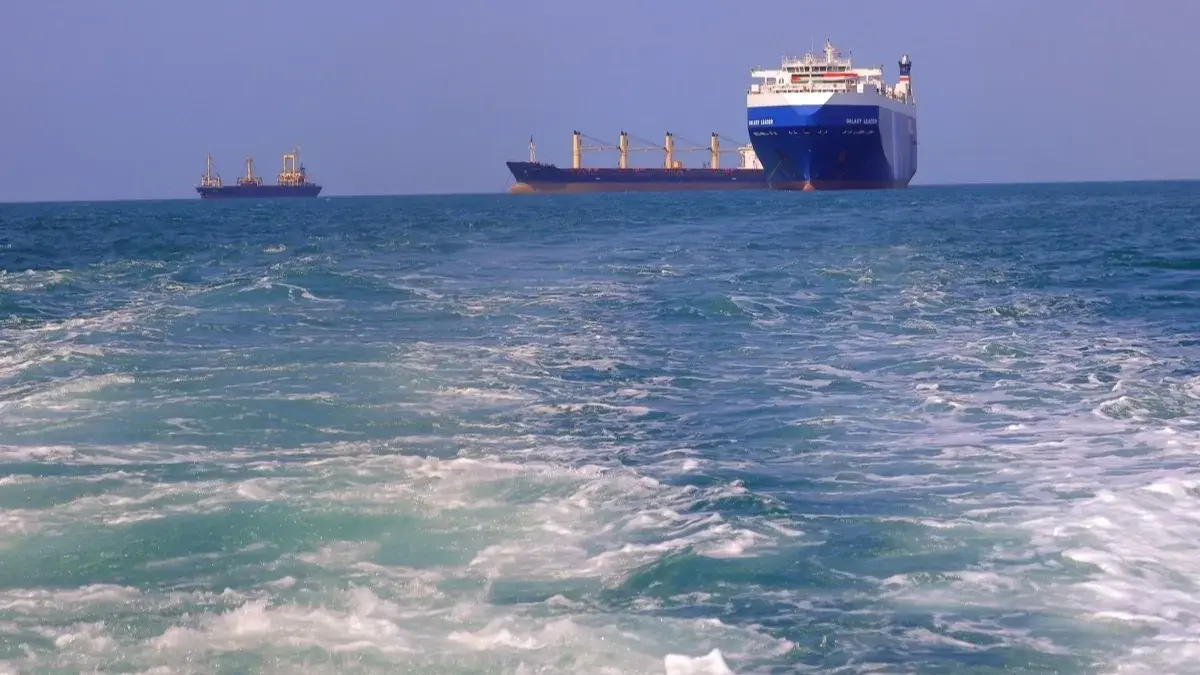 مصادر ملاحية بريطانية تكشف تعرض سفينتي شحن لهجمات قبالة قبالة عدن باليمن