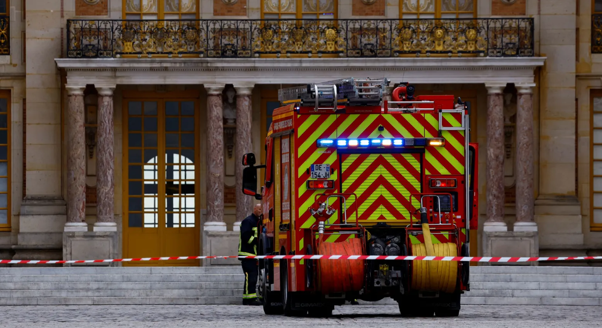 حريق يأتي على قصر فرساي التاريخي.. فيديو