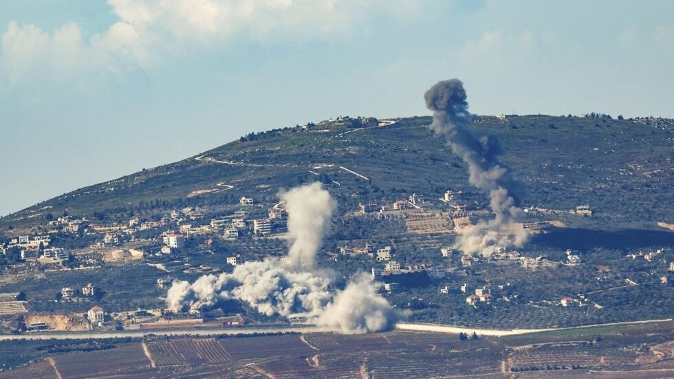 بعد مقتل "أبو طالب".. حزب الله يقصف شمال اسرائيل بـ100 صاروخ