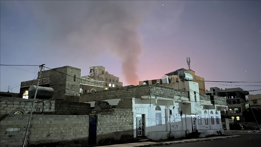 قصف أمريكي بريطاني يستهدف مجمعا حكوميا وإذاعة للحوثيين قرب صنعاء