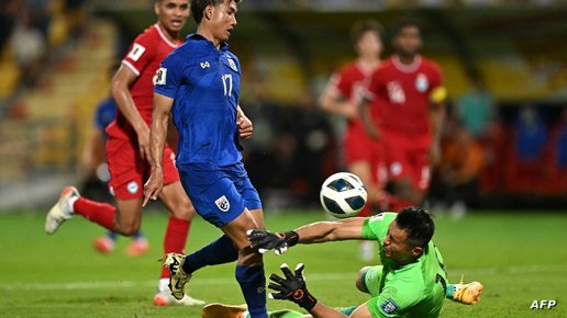 مشجعو الصين يغرقون حارس سنغافورة بالأموال بعد تأهلهم‎ في تصفيات كأس العالم