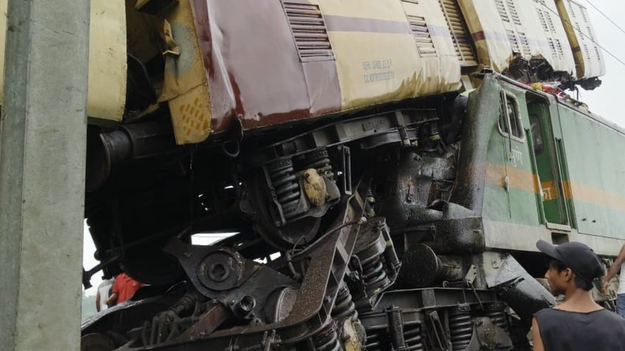 قتلى بحادث تصادم قطارين في الهند.. فيديو