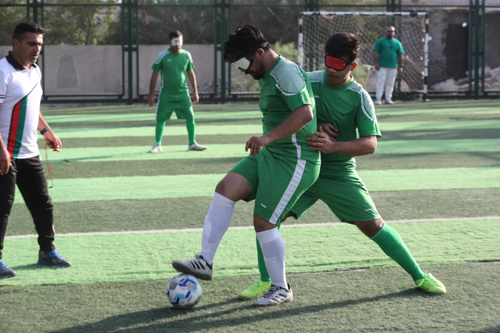 الشغف والإصرار يدفعان "بصيراً" عراقياً لتشكيل أول فريق كرة قدم للمكفوفين (صور)