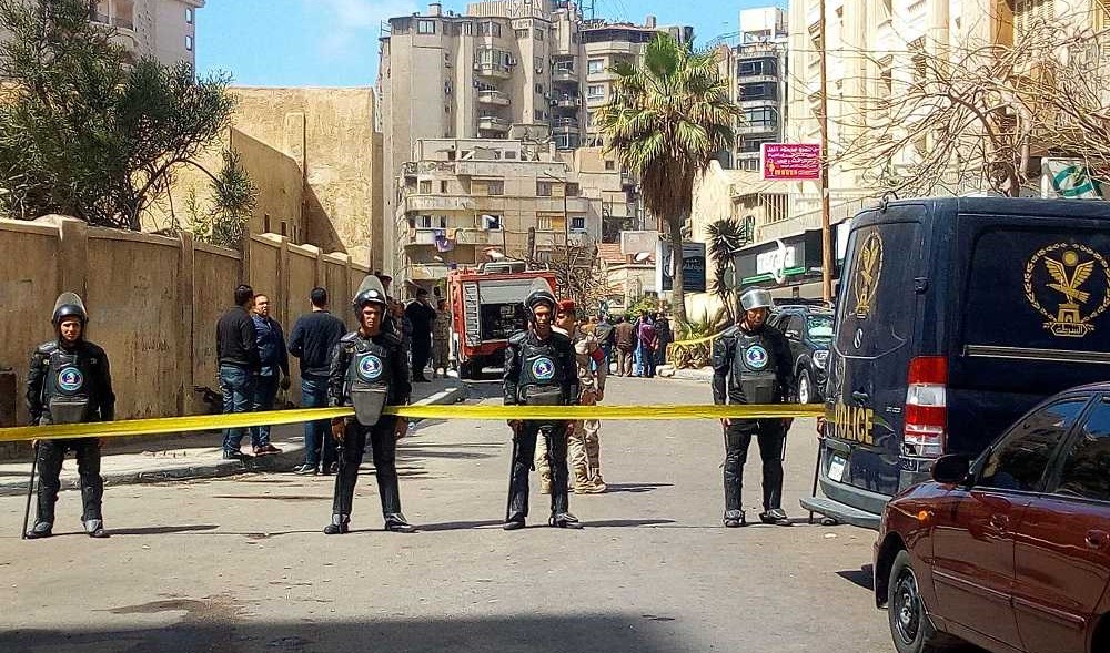 "مجزرة عائلية" في مصر.. "محامي" يقتل والدته وشقيقيه ويرمي لحمهم للكلاب