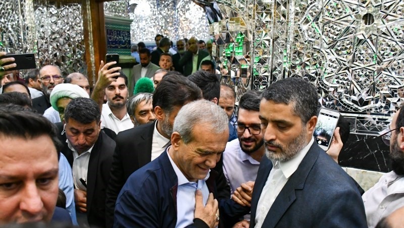 بزشكيان يتمسك بصدارة الانتخابات الإيرانية بعد فرز أكثر من 19 مليون صوت