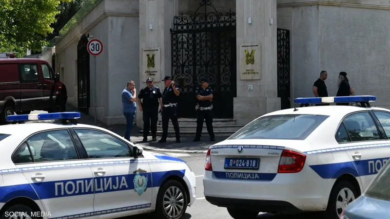 صربيا.. هجوم بـ"قوس وسهم" على سفارة إسرائيل وإصابة شرطي