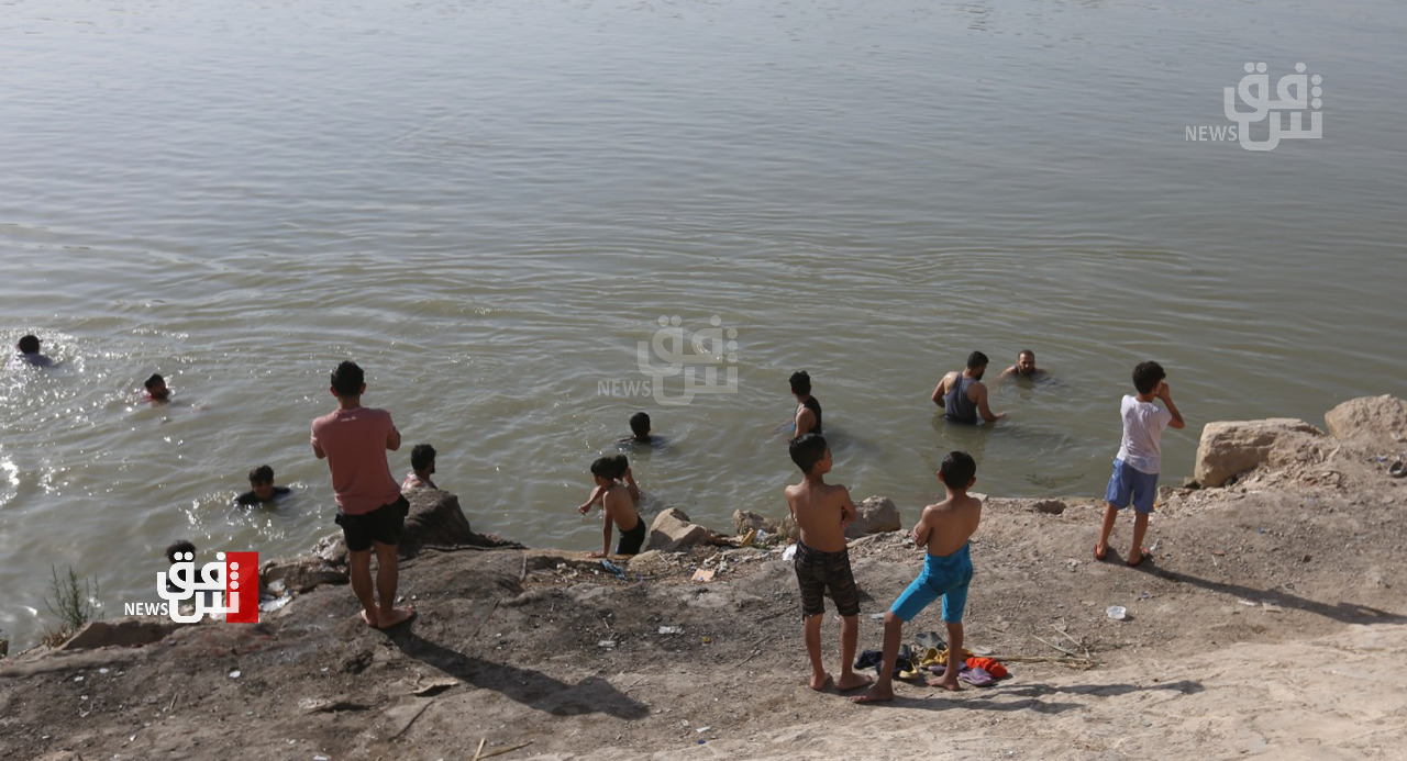 الشباب العراقيون يهربون من "حَرِّ الصيف" الى "الموت" في الأنهار