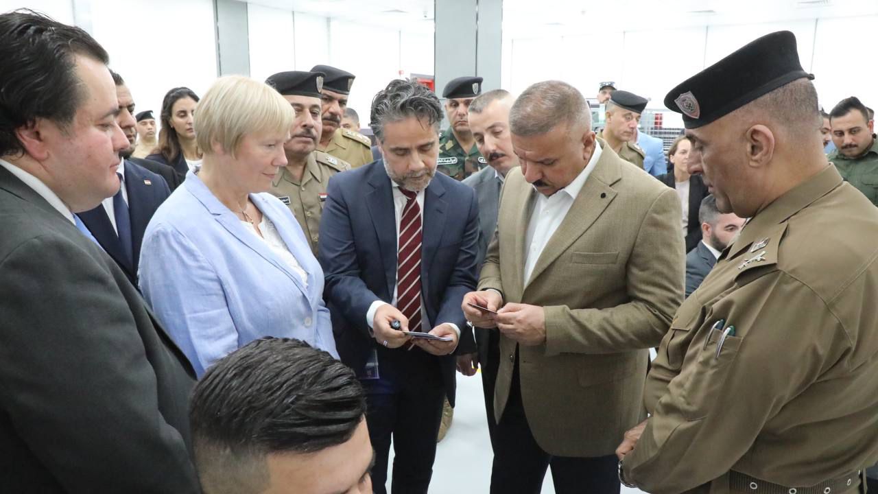 الداخلية العراقية تصدر "لأول مرة" بطاقة وطنية ملونة غير قابلة للتزوير.. فيديو  وصور
